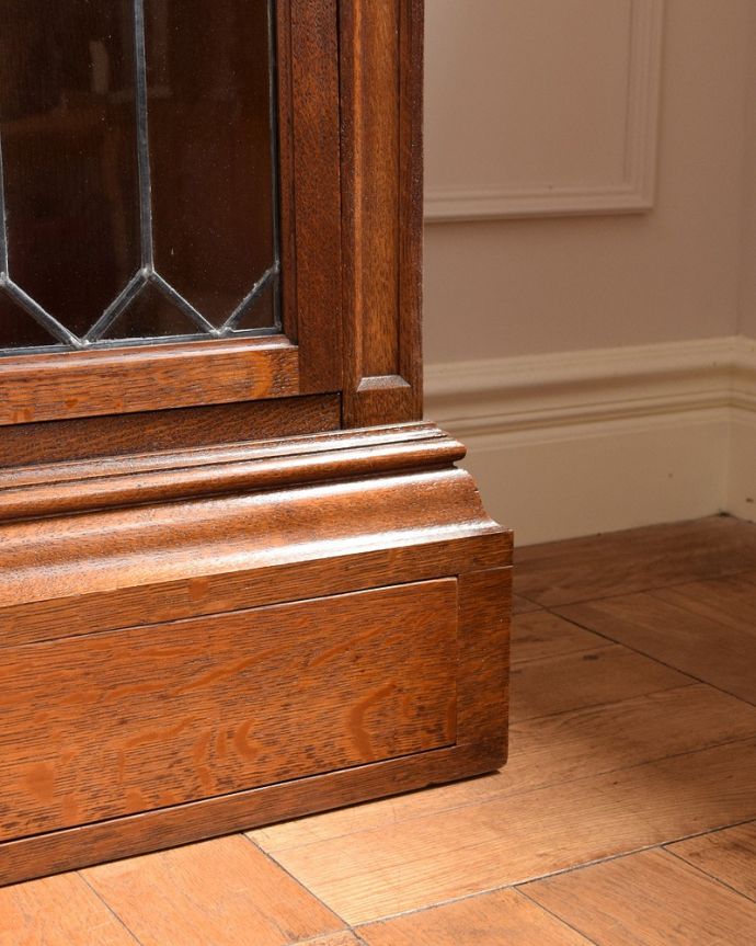 アンティーク家具 美しい格子デザインのガラス扉がキラキラ輝くアンティークの英国家具、フラップ扉のブックケース。女性1人でも運べますHandleのアンティークは、脚の裏にフェルトキーパーをお付けしているので、女性でも床を滑らせて移動が出来ます。(q-1852-f)