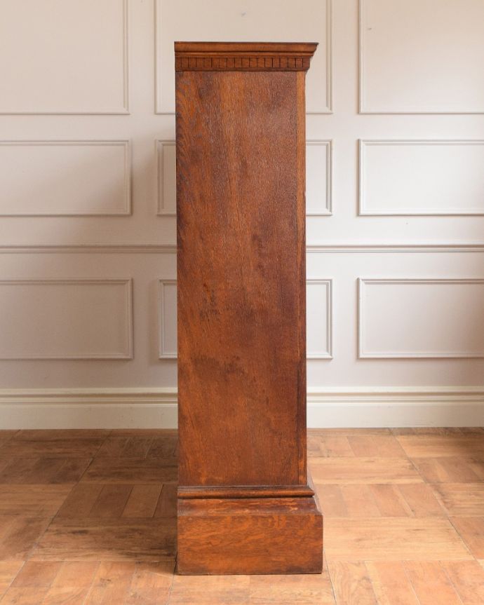 アンティーク家具 美しい格子デザインのガラス扉がキラキラ輝くアンティークの英国家具、フラップ扉のブックケース。横から見ると・・・横から見るとこんな感じ。(q-1852-f)