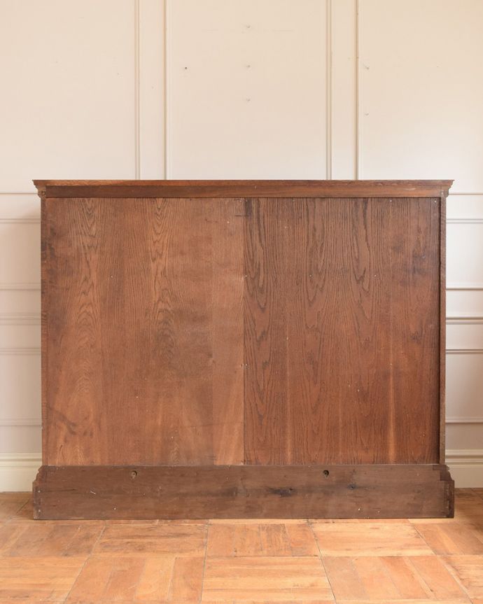 アンティーク家具 美しい格子デザインのガラス扉がキラキラ輝くアンティークの英国家具、フラップ扉のブックケース。後ろ姿もキレイです。(q-1852-f)