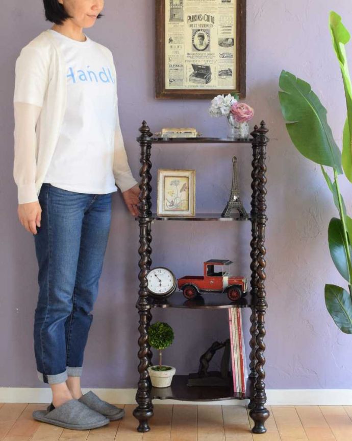 アンティーク家具 流れるようなツイスト脚が美しいアンティークのワットノット（オープンシェルフ）。お気に入りを飾りながらオシャレに収納好きな雑貨や本、写真やおもちゃなどをなんでも置くだけで不思議とオシャレになっちゃいますよ。(q-1853-f)