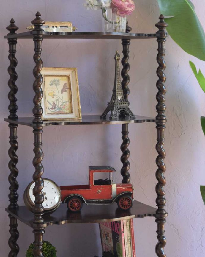 アンティーク家具 流れるようなツイスト脚が美しいアンティークのワットノット（オープンシェルフ）。隙間収納にもおすすめです。(q-1853-f)