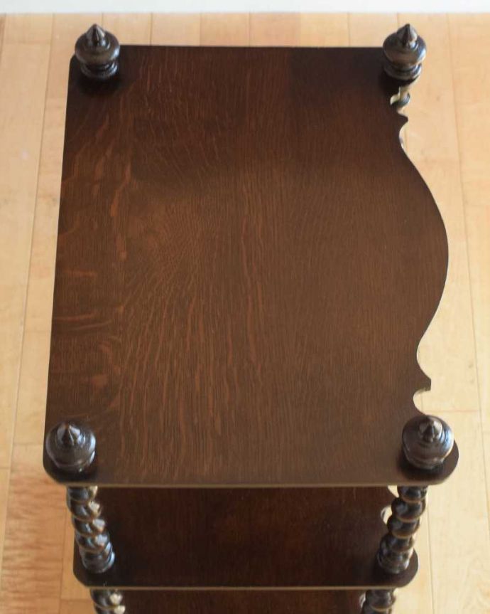 アンティーク家具 流れるようなツイスト脚が美しいアンティークのワットノット（オープンシェルフ）。天板もキレイに仕上げました。(q-1853-f)