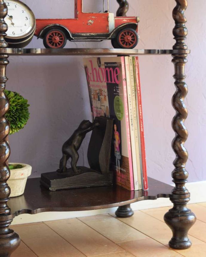 アンティーク家具 流れるようなツイスト脚が美しいアンティークのワットノット（オープンシェルフ）。A4サイズも収納出来ちゃう優れものA4サイズの雑誌までしっかり収納出来ちゃう大きさ。(q-1853-f)