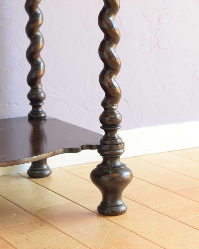 アンティーク家具 流れるようなツイスト脚が美しいアンティークのワットノット（オープンシェルフ）。女性1人でラクラク運べちゃう仕掛けHandleのアンティークは、脚の裏にフェルトキーパーをお付けしています。(q-1853-f)