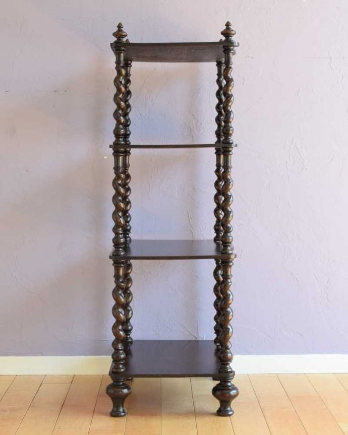 アンティーク家具 流れるようなツイスト脚が美しいアンティークのワットノット（オープンシェルフ）。横から見ても素敵なんですしっかりお直ししてありますので、長くお使いいただけます。(q-1853-f)