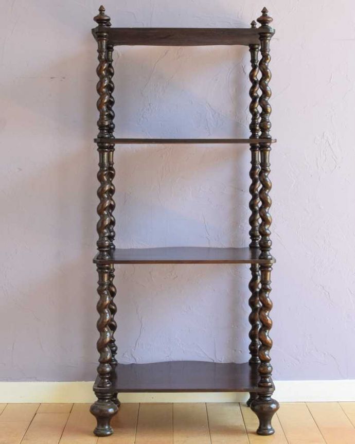 アンティーク家具 流れるようなツイスト脚が美しいアンティークのワットノット（オープンシェルフ）。キレイに修復しました！アンティークは新品ではないので、もちろん経年変化によるキズはありますが、専門の職人がキレイにお直しをしているので、後ろ姿までキレイです。(q-1853-f)