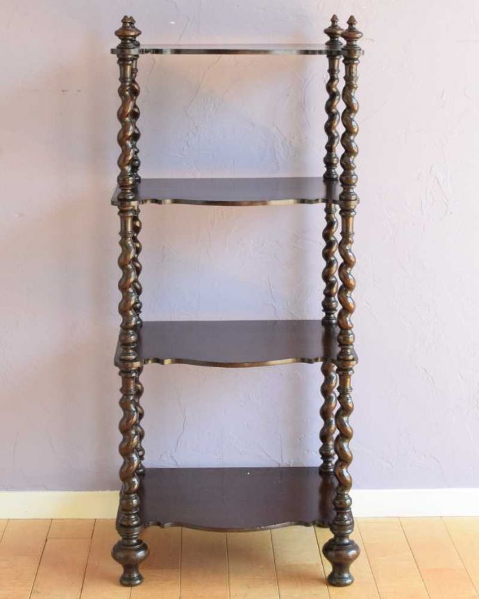 アンティーク家具 流れるようなツイスト脚が美しいアンティークのワットノット（オープンシェルフ）。色んな場所で大活躍リビング収納としてや、寝室や書斎の本棚として・・色んな場所でお使いいただけます。(q-1853-f)