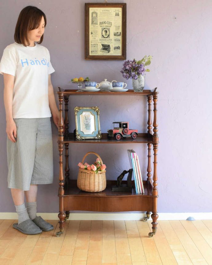 アンティークのワゴン・トローリー　アンティーク家具　ディスプレイを楽しむ為の家具、アンティークホワットノット（引き出し付き）。お気に入りを飾りながらオシャレに収納好きな雑貨や本、写真やおもちゃなどをなんでも置くだけで不思議とオシャレになっちゃいますよ。(q-1854-f)