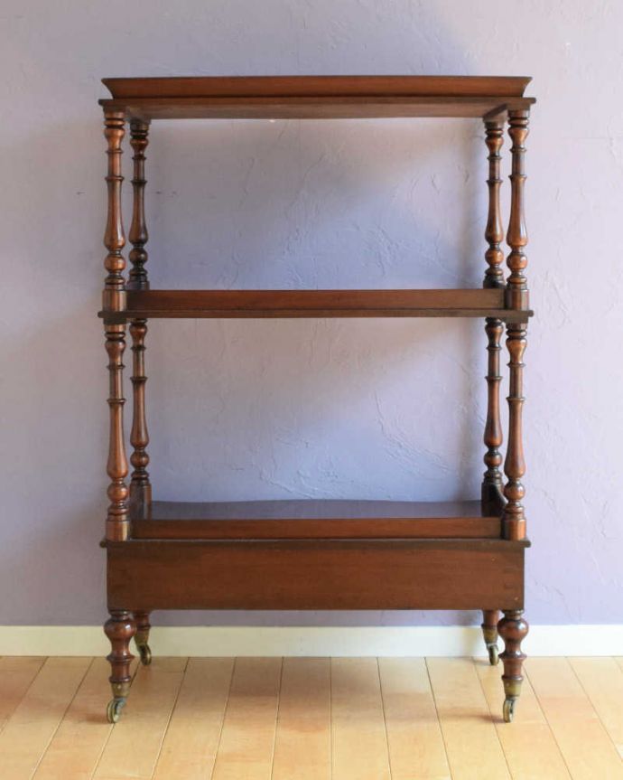 アンティークのワゴン・トローリー　アンティーク家具　ディスプレイを楽しむ為の家具、アンティークホワットノット（引き出し付き）。キレイに修復しました！アンティークは新品ではないので、もちろん経年変化によるキズはありますが、専門の職人がキレイにお直しをしているので、後ろ姿までキレイです。(q-1854-f)