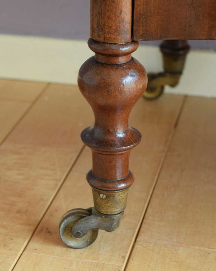 アンティークのワゴン・トローリー　アンティーク家具　ディスプレイを楽しむ為の家具、アンティークホワットノット（引き出し付き）。脚先には、キャスターアンティークは、今のプラスチックと違って質感がいいので動きは悪いですが、ちゃんと動きます。(q-1854-f)