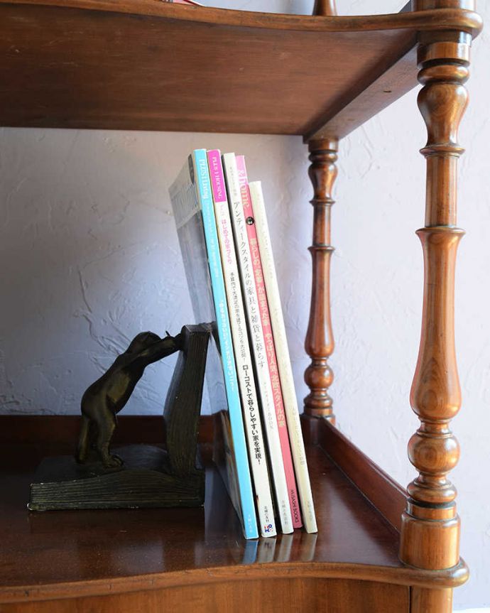 アンティークのワゴン・トローリー　アンティーク家具　ディスプレイを楽しむ為の家具、アンティークホワットノット（引き出し付き）。A4サイズも収納出来ちゃう優れものA4サイズの雑誌までしっかり収納出来ちゃう大きさ。(q-1854-f)