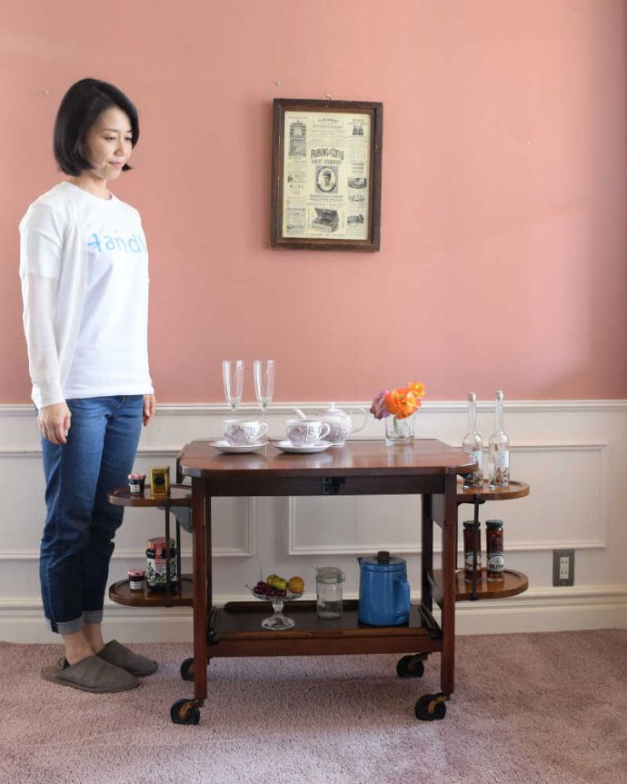 アンティークのワゴン・トローリー アンティーク家具 とっても便利に使えるめずらしいアンティーク家具、トローリー(ワゴン)。天板が大きくなっちゃう便利なトローリードロップリーフタイプになっているアンティークのトローリー。(q-1855-f)