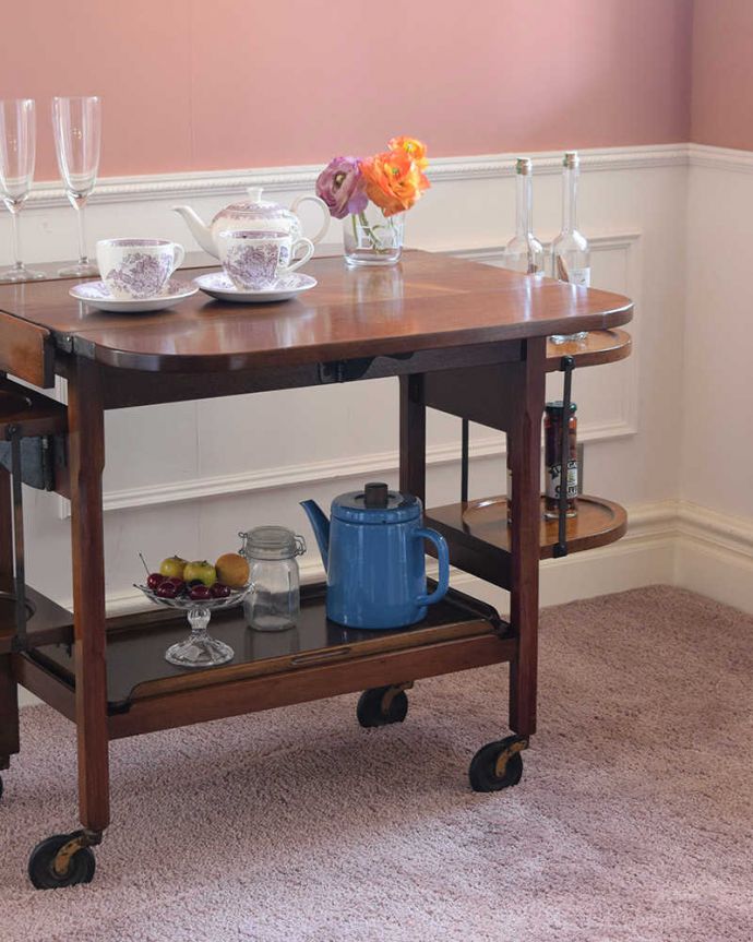 アンティークのワゴン・トローリー アンティーク家具 とっても便利に使えるめずらしいアンティーク家具、トローリー(ワゴン)。アンティークのワゴンは使い方が自由自在簡単に移動が出来るワゴン。(q-1855-f)