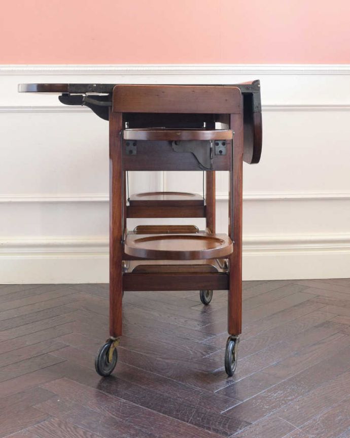 アンティークのワゴン・トローリー アンティーク家具 とっても便利に使えるめずらしいアンティーク家具、トローリー(ワゴン)。片方開いて・・・リーフを片方だけ開いて使うことも出来ます。(q-1855-f)