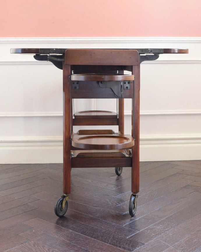 アンティークのワゴン・トローリー アンティーク家具 とっても便利に使えるめずらしいアンティーク家具、トローリー(ワゴン)。両方開くとリーフを両方開くと、大きなサイズに。(q-1855-f)