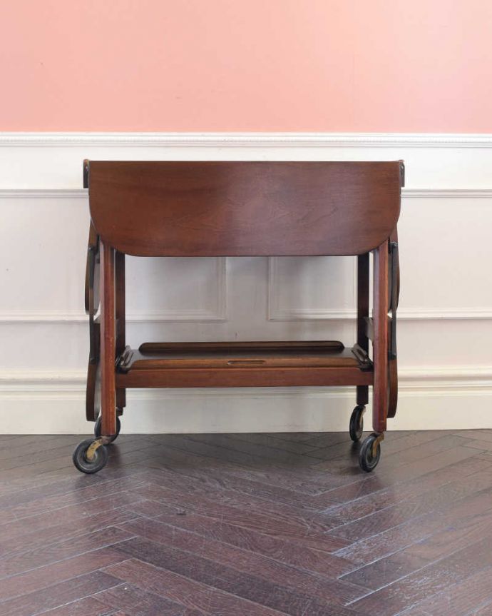 アンティークのワゴン・トローリー アンティーク家具 とっても便利に使えるめずらしいアンティーク家具、トローリー(ワゴン)。360度、どこから見てもキレイアンティークは新品ではないので、もちろん経年変化によるキズはありますが、専門の職人がキレイにお直しをしているので、どの角度から見てもキレイです。(q-1855-f)