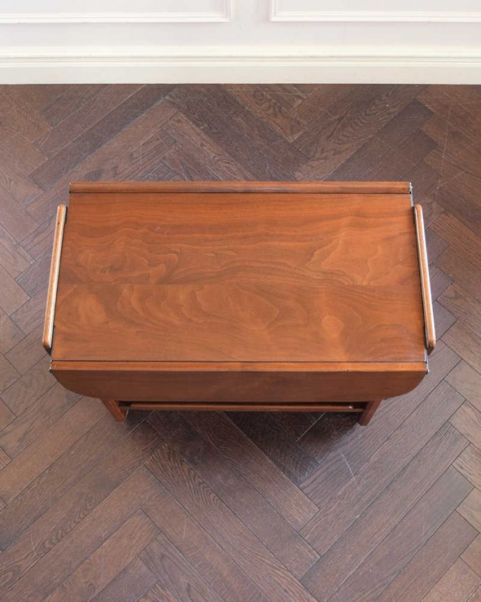 アンティークのワゴン・トローリー アンティーク家具 とっても便利に使えるめずらしいアンティーク家具、トローリー(ワゴン)。上から見るとこんな形リーフを開く前はこんな形です。(q-1855-f)