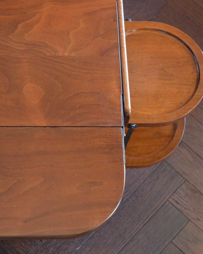 アンティークのワゴン・トローリー アンティーク家具 とっても便利に使えるめずらしいアンティーク家具、トローリー(ワゴン)。近づいてみると・・・修復にもいろんな方法がありますが、Handleでは塗装にこだわって古い塗装を剥離して再塗装していますのでピカピカです。(q-1855-f)