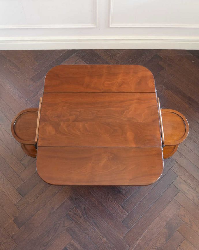 アンティークのワゴン・トローリー アンティーク家具 とっても便利に使えるめずらしいアンティーク家具、トローリー(ワゴン)。広げればテーブル代わりになっちゃう広い天板まるでワゴンの上にドロップリーフテーブルが付いているようなデザイン。(q-1855-f)