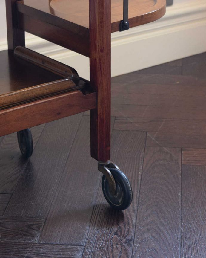 アンティークのワゴン・トローリー アンティーク家具 とっても便利に使えるめずらしいアンティーク家具、トローリー(ワゴン)。ちゃんと動きます脚先にはキャスターが。(q-1855-f)