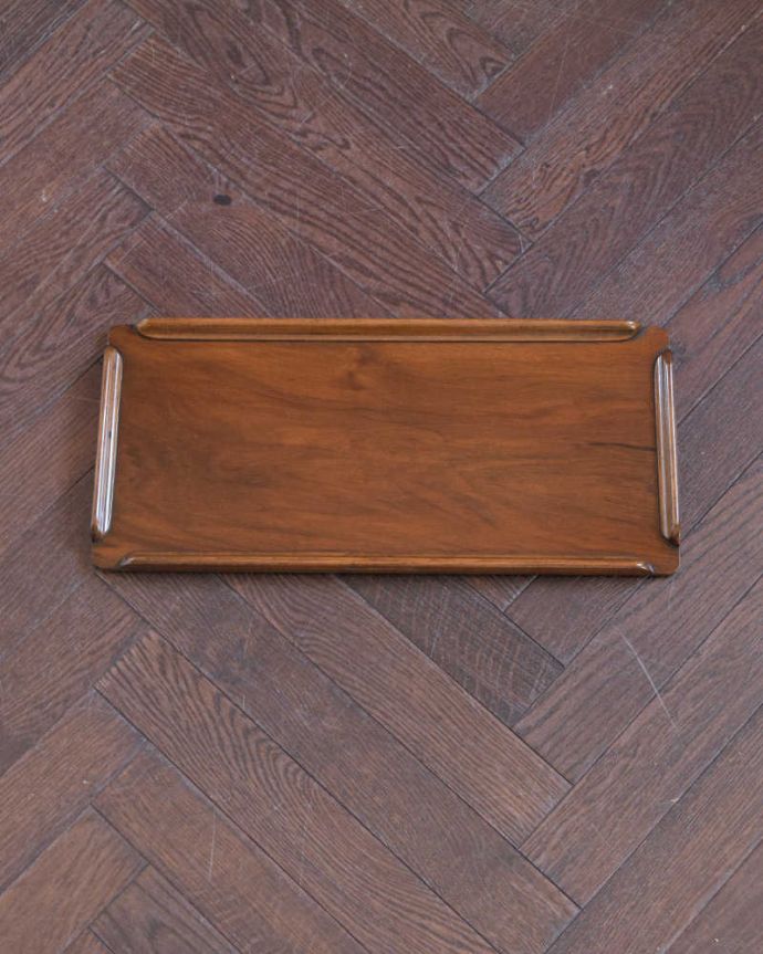 アンティークのワゴン・トローリー アンティーク家具 とっても便利に使えるめずらしいアンティーク家具、トローリー(ワゴン)。トレーを上から見ると・・・ワゴンと同じウォルナット材で作られています。(q-1855-f)