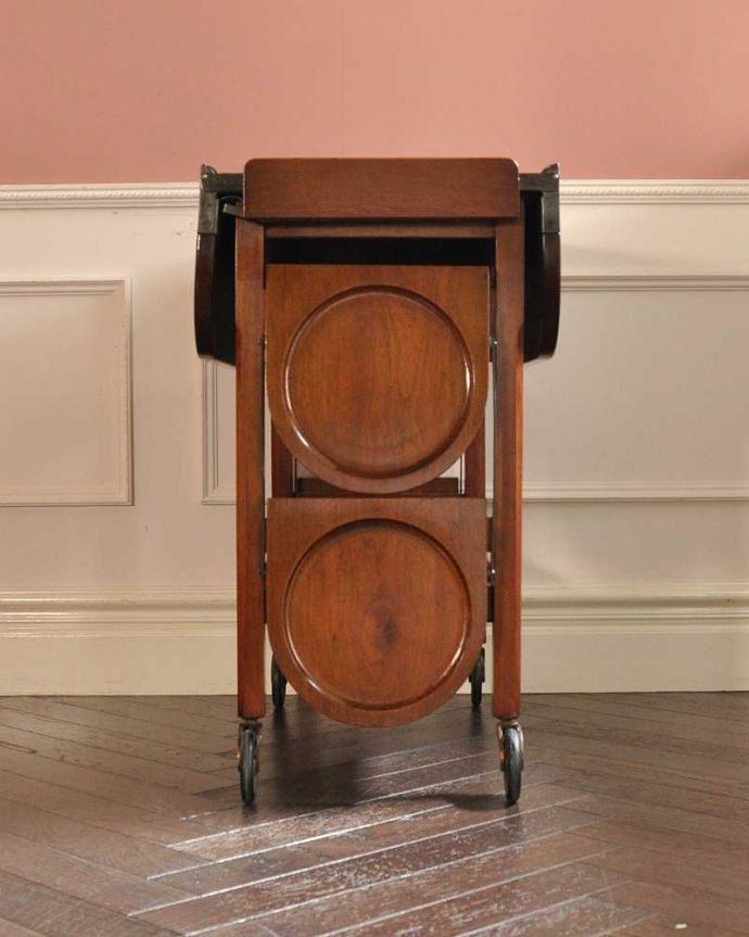 アンティークのワゴン・トローリー アンティーク家具 とっても便利に使えるめずらしいアンティーク家具、トローリー(ワゴン)。キッチンだけじゃもったいない!アンティークのワゴンはデザインもキレイなので、キッチン用として使うだけじゃなく、家具としていろいろ使えます。(q-1855-f)