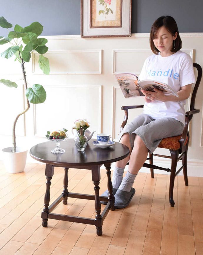 アンティークのテーブル　アンティーク家具　持ち運びができるイギリスのアンティーク家具、コンパクトサイズのコーヒーテーブル 。優雅な時間が過ごせる英国スタイルのコーヒーテーブルどんな場所に置いても美しいデザインでみんなを魅了する英国アンティーク。(q-1856-f)