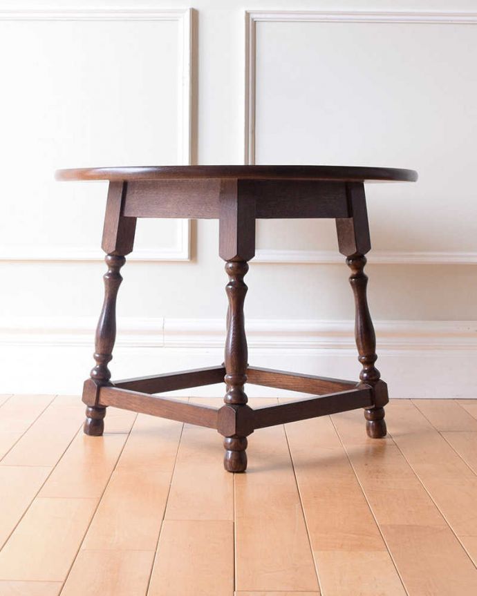 アンティークのテーブル　アンティーク家具　持ち運びができるイギリスのアンティーク家具、コンパクトサイズのコーヒーテーブル 。クルッと回転360度どこから見ても美しく仕上げてあるので、いろんな場所から見て楽しんで下さい。(q-1856-f)