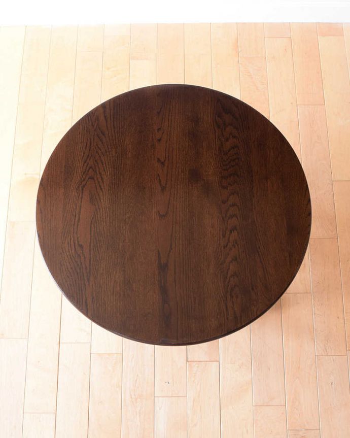 アンティークのテーブル　アンティーク家具　持ち運びができるイギリスのアンティーク家具、コンパクトサイズのコーヒーテーブル 。天板を上から見ると･･･コーヒーテーブルの天板は毎日使う場所だから専門の職人がしっかり修復しました。(q-1856-f)