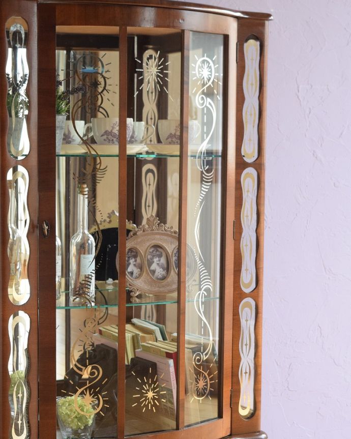 アンティーク家具 英国のクラシックなアンティーク家具、ミラーがキラキラ輝くガラスキャビネット（飾り棚）。ガラス越しに中をのぞいてみると･･･光りが入るとミラーに反射してキラッと輝くから、中に入れたものにまるでスポットライトが当たっているように見えちゃうんです。(q-1857-f)