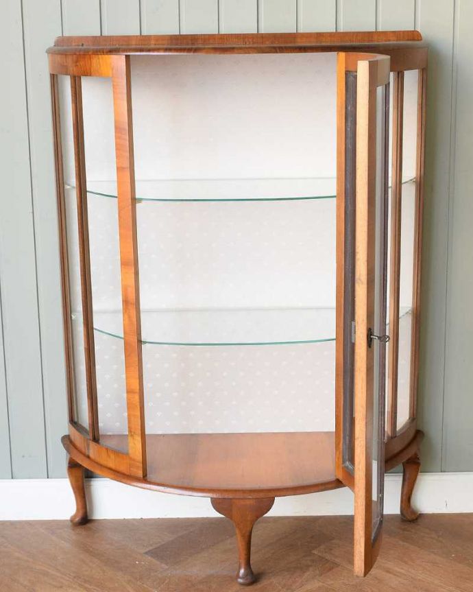 ガラスキャビネットの扉の中