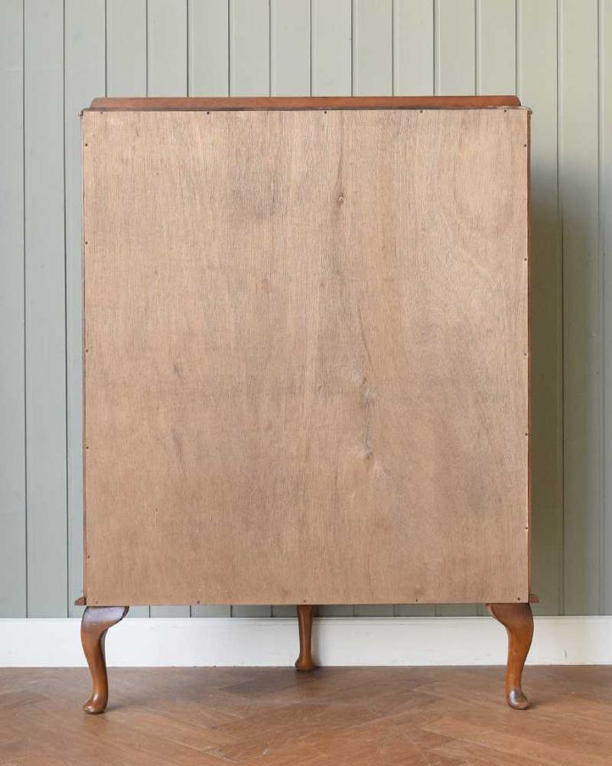 キャビネットの後ろ姿