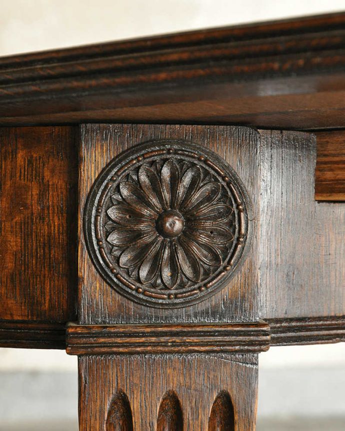 アンティークのテーブル　アンティーク家具　とってもめずらしいスペースフットの脚が魅力的な伸長式のダイニングテーブル（エクステンションテーブル）。惚れ惚れするような美しさとっても堅い無垢材に一体どうやって彫っていったんでしょう？アンティークらしく細かい彫りを眺めているだけでうっとりしてしまいます。(q-1859-f)