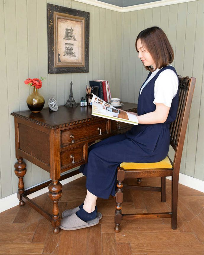 アンティークの書斎机で楽しむ贅沢な時間