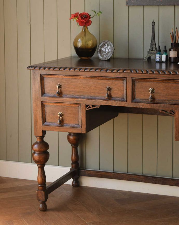 アンティーク家具らしさが漂うデスク