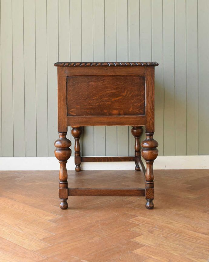 書斎デスクの側面