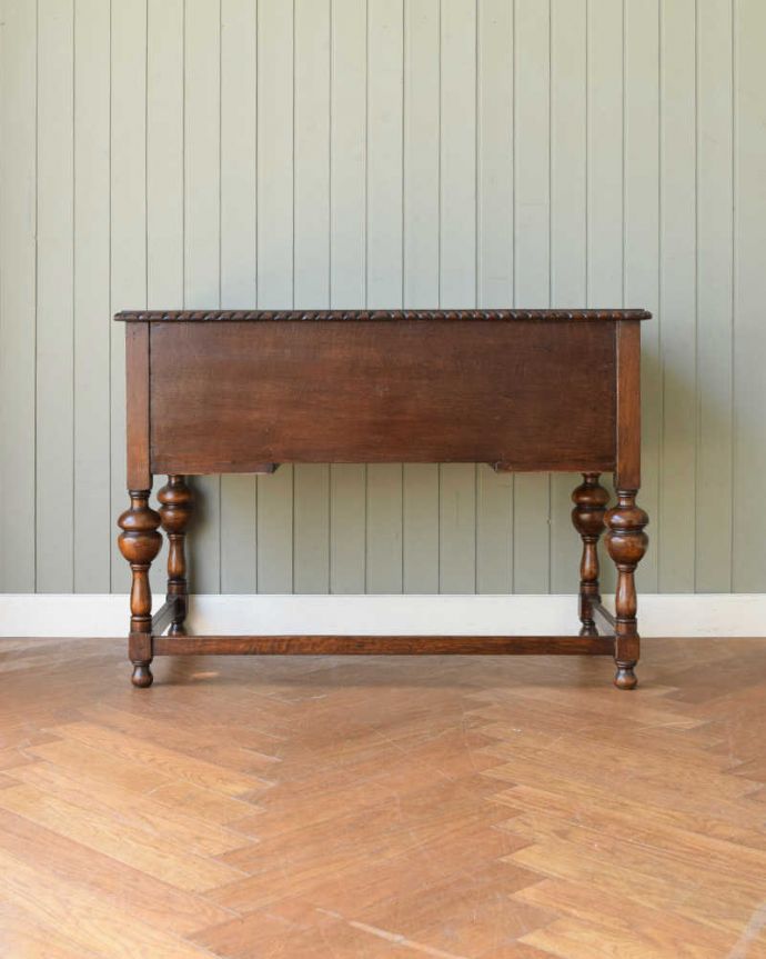 アンティークデスクの後ろ姿