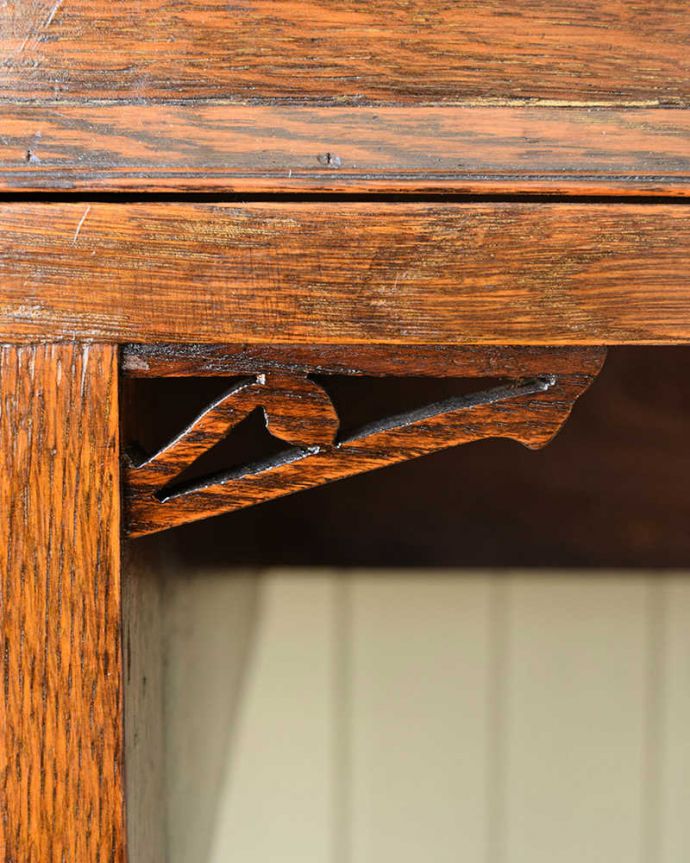 英国アンティーク家具らしい装飾