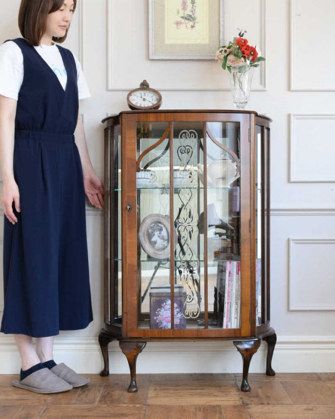 アンティークのキャビネット　アンティーク家具　ハート模様のアンティークのショーケース、英国のミラー付きガラスキャビネット。キラキラに輝くガラスのキャビネット。(q-1861-f)