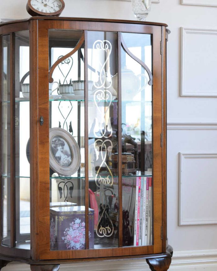 アンティークのキャビネット　アンティーク家具　ハート模様のアンティークのショーケース、英国のミラー付きガラスキャビネット。ガラス越しに中をのぞいてみると･･･光りが入るとミラーに反射してキラッと輝くから、中に入れたものにまるでスポットライトが当たっているように見えちゃうんです。(q-1861-f)
