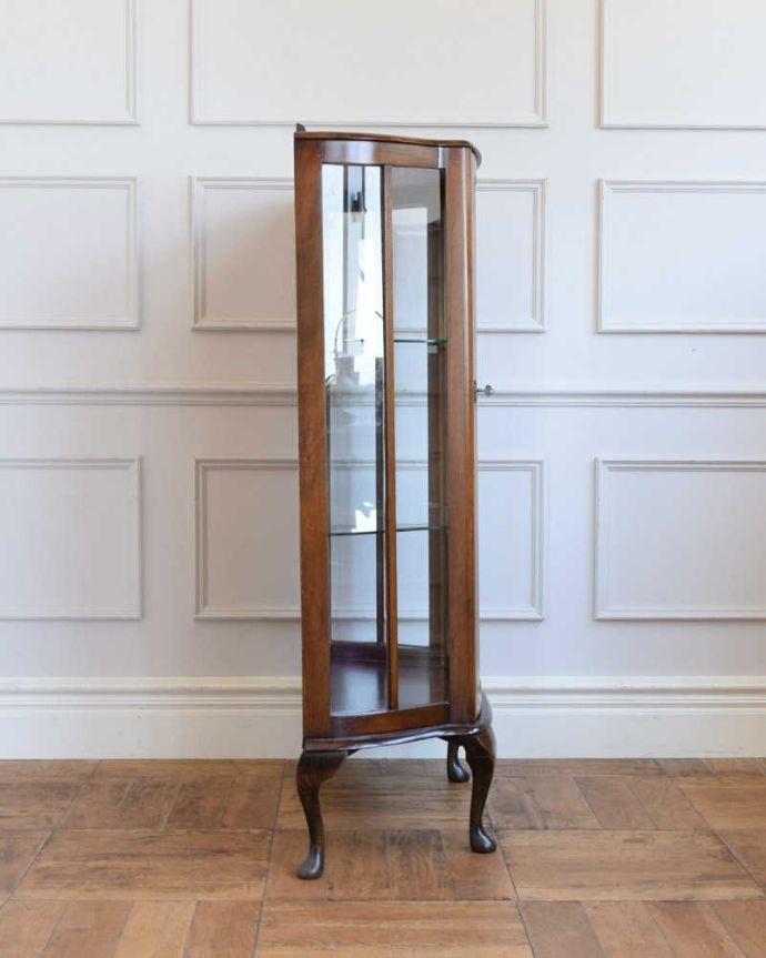 アンティークのキャビネット　アンティーク家具　ハート模様のアンティークのショーケース、英国のミラー付きガラスキャビネット。横から見てもステキ背板以外の三方向がガラスで囲まれたキャビネット。(q-1861-f)