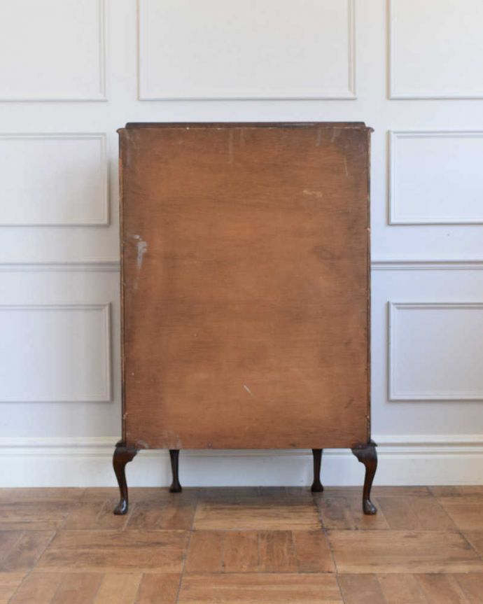 アンティークのキャビネット　アンティーク家具　ハート模様のアンティークのショーケース、英国のミラー付きガラスキャビネット。もちろん背中を見てもキレイですアンティークは新品ではないので経年変化によるキズはありますが、専門の職人がキレイにお直ししたので、背中もキレイです。(q-1861-f)