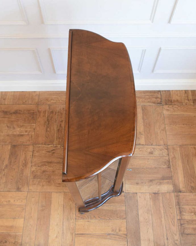 アンティークのキャビネット　アンティーク家具　ハート模様のアンティークのショーケース、英国のミラー付きガラスキャビネット。上から見るとよく分かるキャビネットの形全体の形はこんな感じです。(q-1861-f)