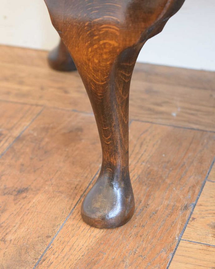 アンティークのキャビネット　アンティーク家具　ハート模様のアンティークのショーケース、英国のミラー付きガラスキャビネット。女性１人でもラクに運べちゃうヒミツHandleのアンティークは、脚の裏にフェルトキーパーをお付けしているので、床を滑らせれば女性でも移動がカンタンに出来ます！ご安心下さい。(q-1861-f)