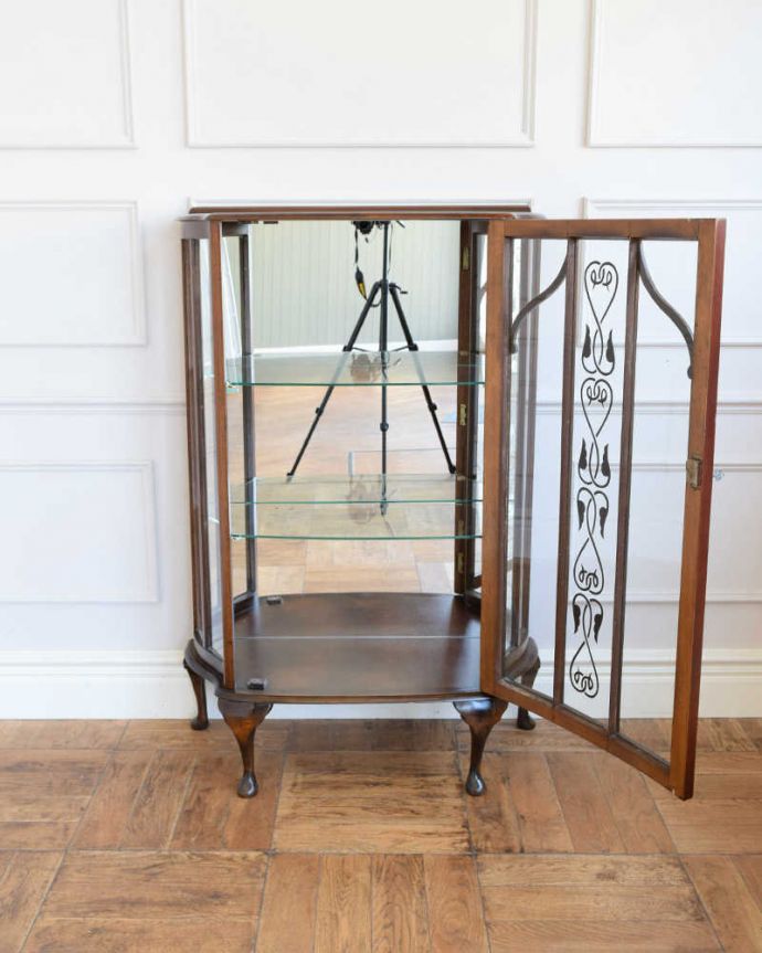 アンティークのキャビネット　アンティーク家具　ハート模様のアンティークのショーケース、英国のミラー付きガラスキャビネット。ミラーの効果で、なんだか大きく見えます背板の鏡にキャビネット自身が映し出されて、大きな形のキャビネットに見えちゃうんです。(q-1861-f)