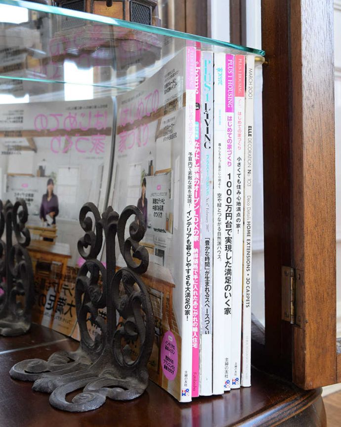 アンティークのキャビネット　アンティーク家具　ハート模様のアンティークのショーケース、英国のミラー付きガラスキャビネット。A4サイズの雑誌も収納できる優等生雑誌まで収納できる高さ！本や雑誌もたっぷり収納出来ます。(q-1861-f)