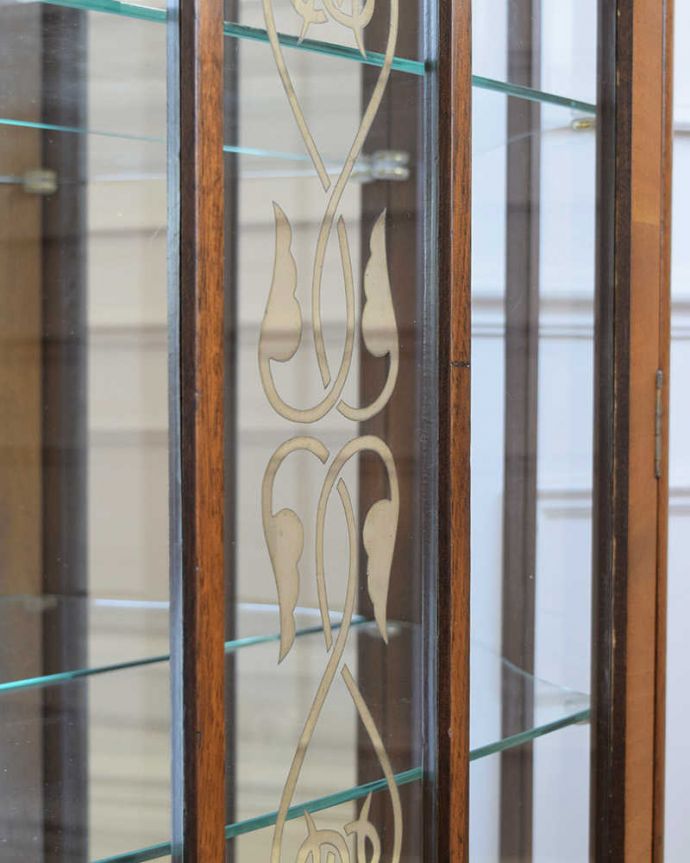 アンティークのキャビネット　アンティーク家具　ハート模様のアンティークのショーケース、英国のミラー付きガラスキャビネット。キレイに残っていてくれましたガラスに描かれている絵は剥がれているものが多いんだけれど、この子はしっかりキレイに残っていてくれました。(q-1861-f)