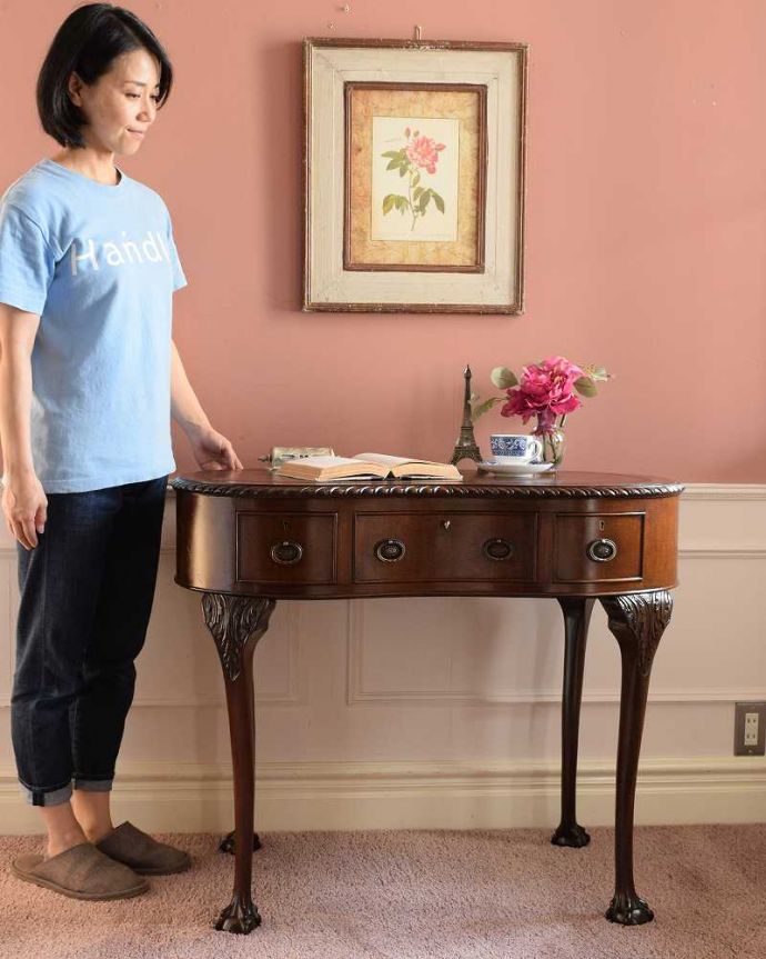 アンティークのデスク・書斎机　アンティーク家具　優雅な英国家具、カーブした曲線が美しいアンティークデスク（キドニー）。優雅な雰囲気に包まれるエレガントなデスク気品が漂う大人のためのアンティークデスクは、置いてあるだけで優雅な雰囲気です。(q-1862-f)