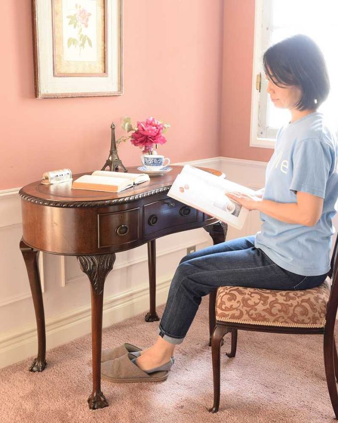 アンティークのデスク・書斎机　アンティーク家具　優雅な英国家具、カーブした曲線が美しいアンティークデスク（キドニー）。自分だけのちょっと贅沢な時間大人のデスクに座るだけで、自分だけの時間が出来るから、なんだか毎日がちょっとだけ贅沢になります。(q-1862-f)