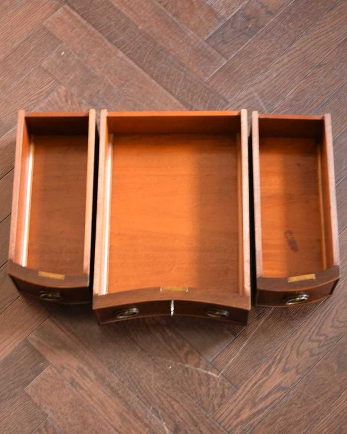 アンティークのデスク・書斎机　アンティーク家具　優雅な英国家具、カーブした曲線が美しいアンティークデスク（キドニー）。引き出しの中もキレイに修復しました！もちろん引き出しの中も職人がキレイにお直しました。(q-1862-f)